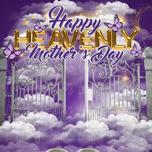Op de afbeelding: Digitale afbeelding met een paarse en witte wolkachtige achtergrond. Gouden tekst luidt "Happy Heavenly Mother's Day" en "Forever In Our Hearts". Zilveren poorten en paarse vlinders zijn ook te zien.