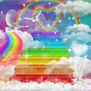 Op de afbeelding: Een regenboogkleurige trap die naar een hartvormige regenboog leidt met witte duiven die eromheen vliegen. De trap is omgeven door wolken en glitters.