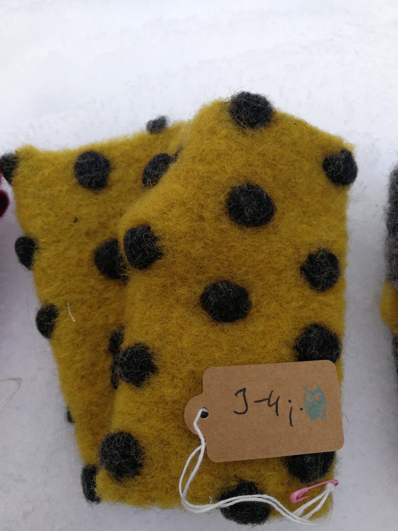 Kinderstulpen Armstulpen Handstulpen Walkwolle Wollwalk 3-4 Gelb schwarze Punkte