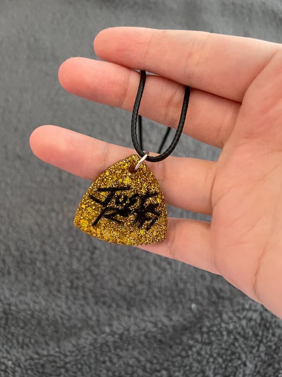 ギターピックハンドメイドエポキシ樹脂ネックレス、ゴールドチャンキー