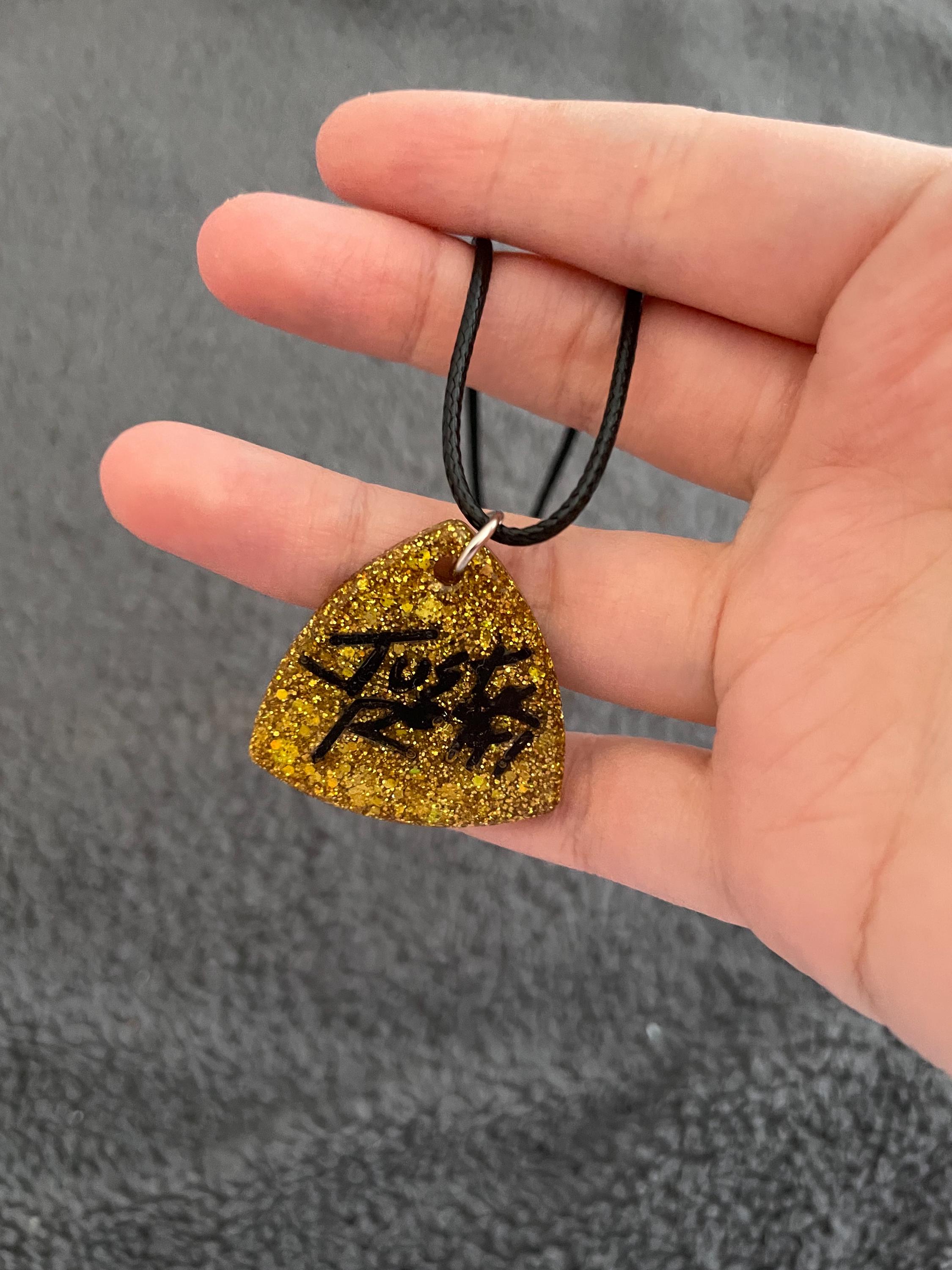 ギターピックハンドメイドエポキシ樹脂ネックレス、ゴールドチャンキー