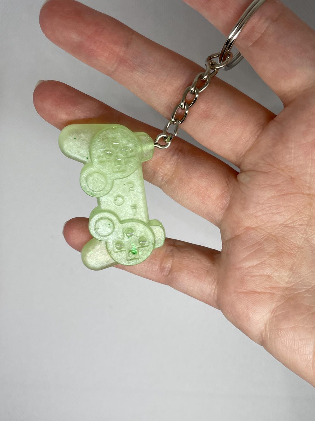 Gamingcotroller Key Ring Gaming Controller Handmade Epoxy Resin Keyring, Glow in the Dark ...