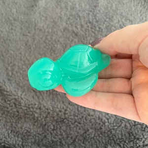 Adorno de tortuga de resina epoxi hecho a mano, azul y verde