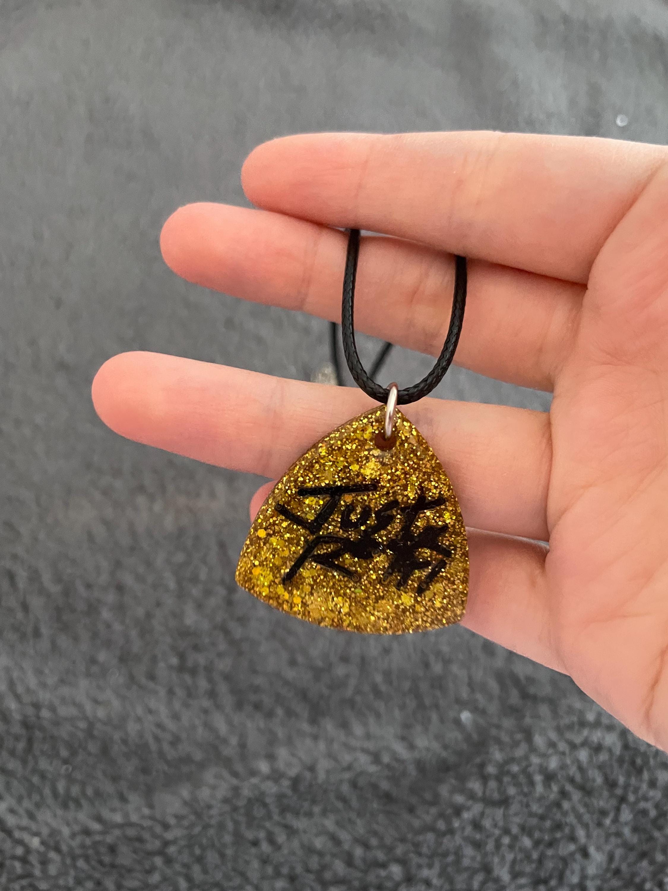 ギターピックハンドメイドエポキシ樹脂ネックレス、ゴールドチャンキー