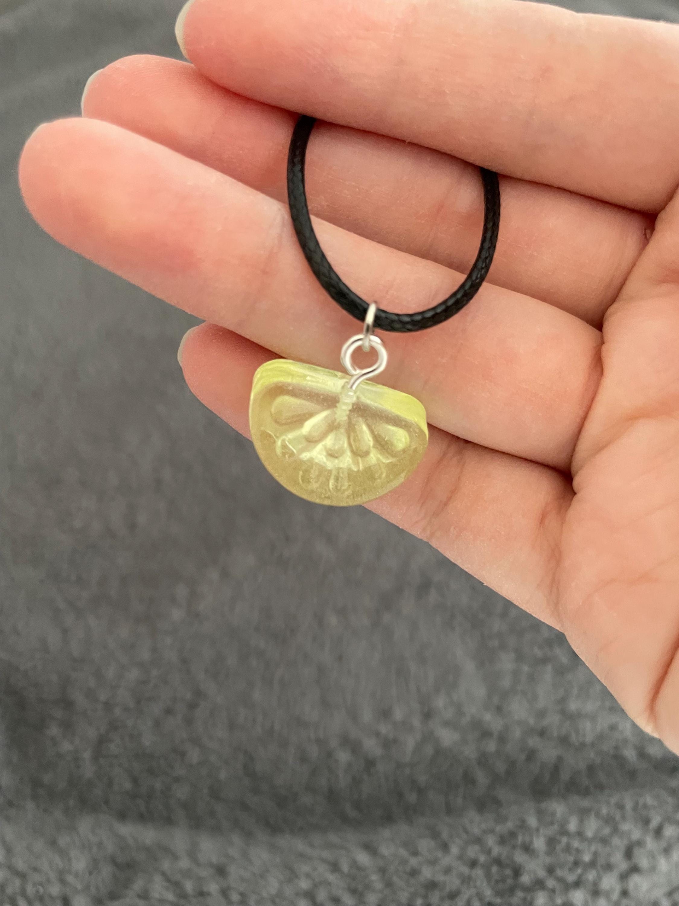 フルーツスライス 手作りエポキシ樹脂ネックレス 暗闇で光るイエロー