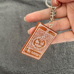 Llavero de resina epoxi hecho a mano con carta del Tarot, IMPERFECTO, purpurina fina de color naranja oscuro