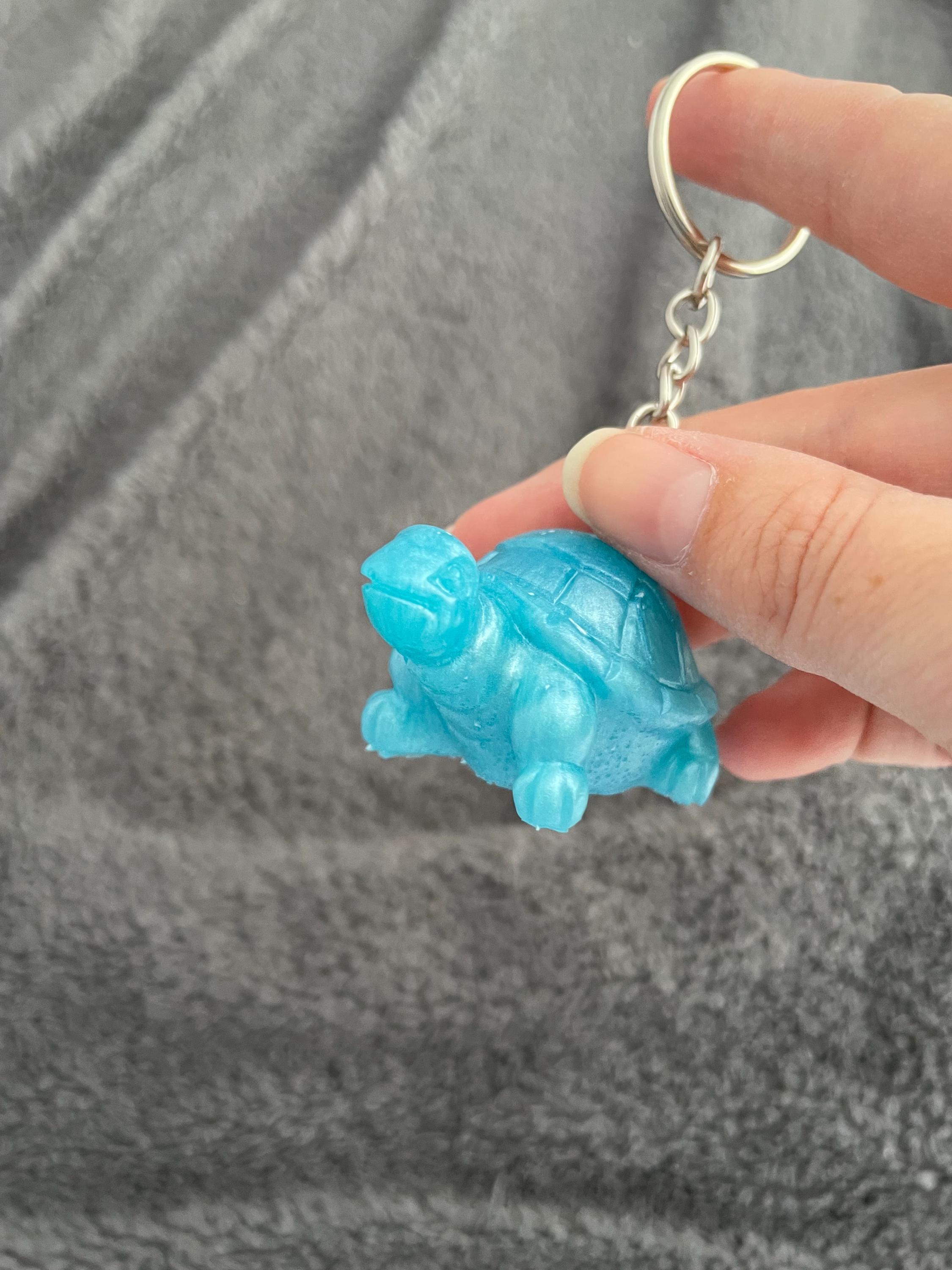 大きな亀の手作りエポキシ樹脂キーホルダー、キラキラ光るライトブルー
