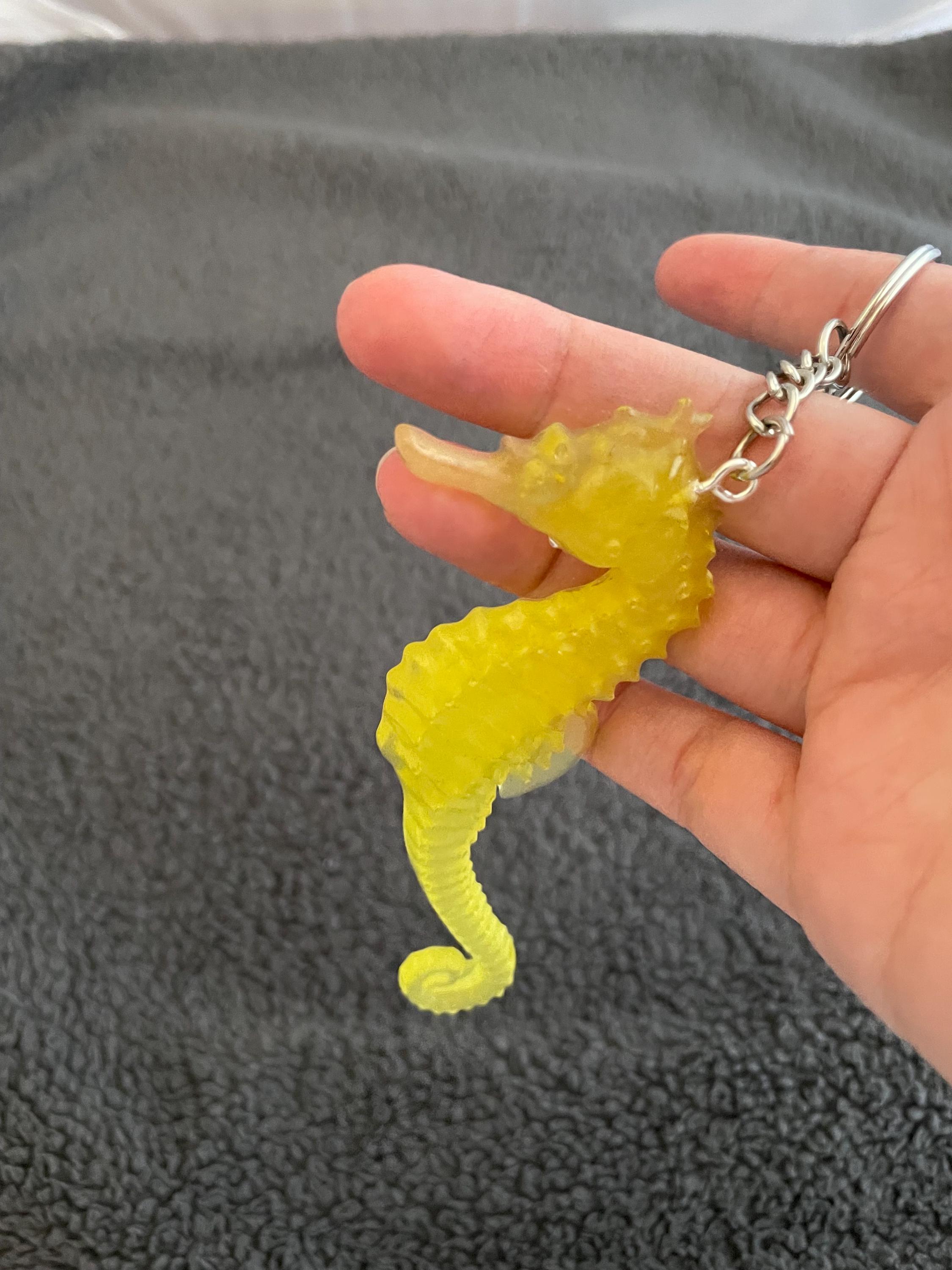 タツノオトシゴの手作りエポキシ樹脂キーホルダー、大、精巧、不完全