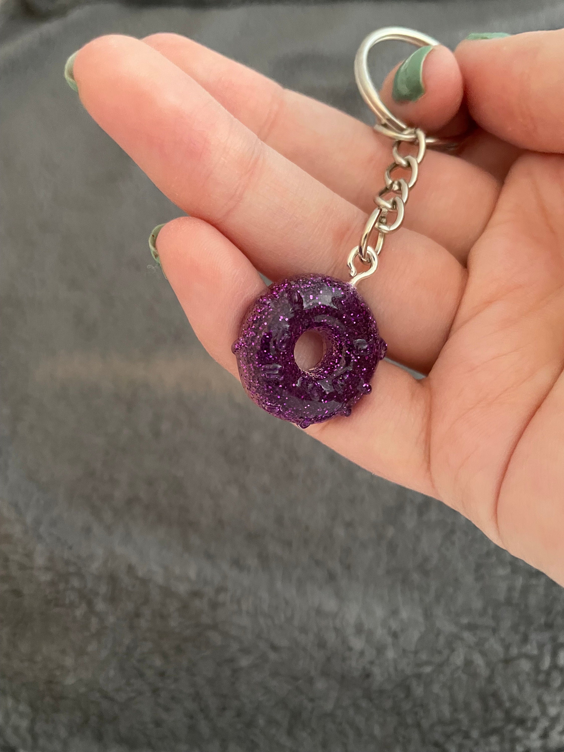 ドーナツ型キーホルダー 紫色 ドーナツ型ハンドメイドエポキシ樹脂キーホルダー、小、ダークパープル