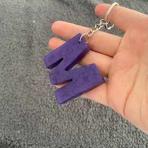 Llavero de resina epoxi hecho a mano con letra M, IMPERFECTO, morado oscuro brillante
