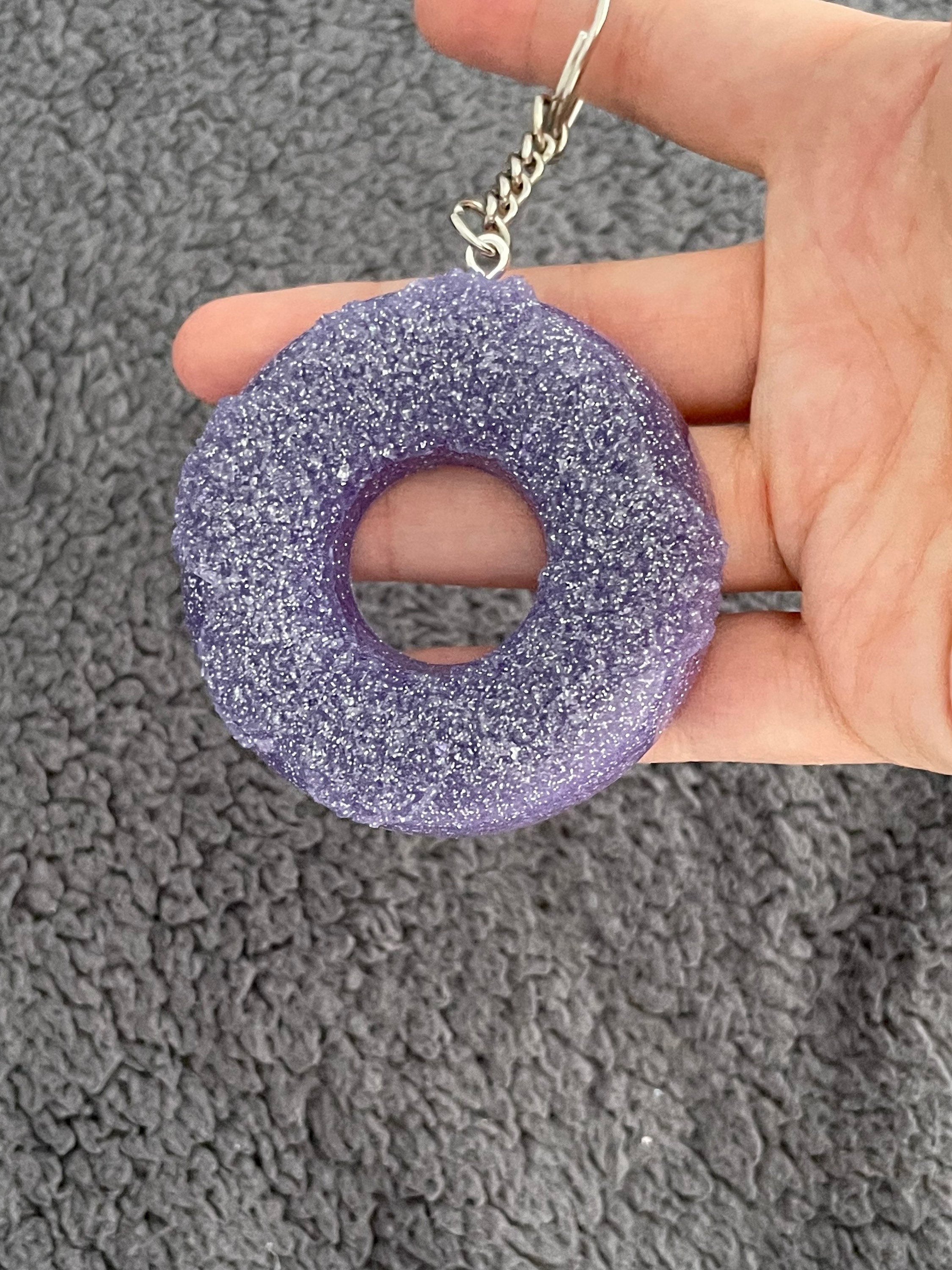 ドーナツ型キーホルダー 紫色 ドーナツ型ハンドメイドエポキシ樹脂キーホルダー、ラージ、パープル