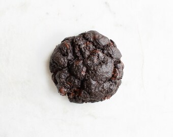 Himbeer Brownie Cookie - Box mit 6 Cookies -  Schokoladencookie mit schwarzem Kakao und Himbeeren, vegan, Muttertag Geschenk, NYStyle Cookie