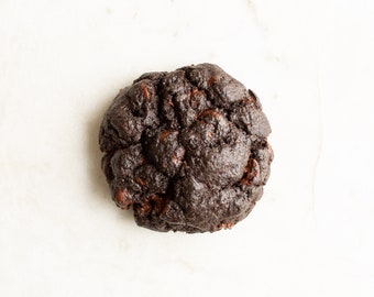 Himbeer Brownie Cookie - Box mit 6 Cookies -  Schokoladencookie mit schwarzem Kakao und Himbeeren, vegan, Muttertag Geschenk, NYStyle Cookie