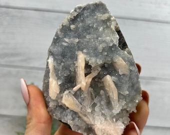 Calcedonia azul drusa con estilbita melocotón