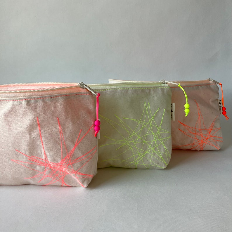 Kosmetiktasche aus Canvas mit Neon-Futter Bild 1