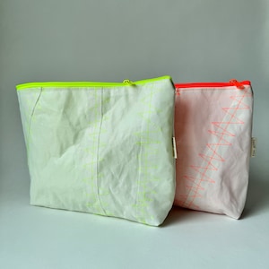 Kosmetiktasche Kulturtasche aus Segel Segeltuch Neon-Futter Upcycling