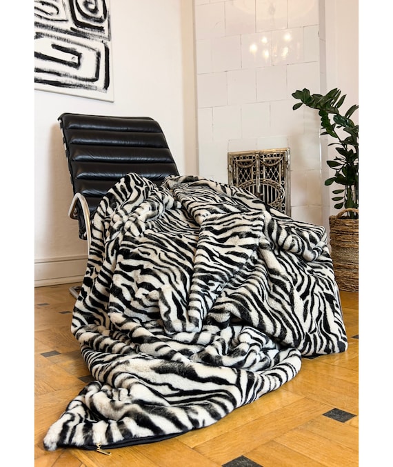 Elegante coperta in pelliccia zebrata: morbida coperta con stampa animalier  Minky -  Italia