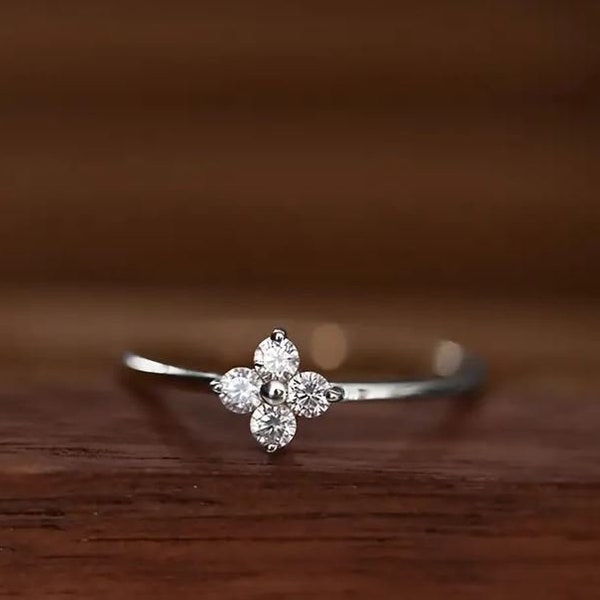 Cadeau voor moeder, Solitaire Flower Ring, 14K Wit Goud, Cadeau voor haar, 1,56 Ct gesimuleerde diamant, delicate ring voor dames, verjaardagscadeau, ring