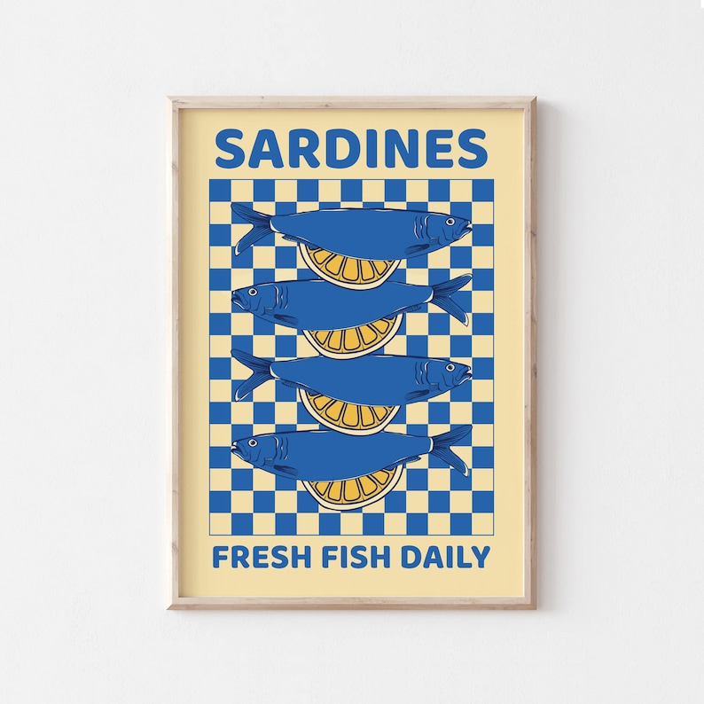 以下が含まれることがあります： 黄色と青色のポスターで、青い文字で「SARDINES」と「FRESH FISH DAILY」と書かれています。ポスターは、レモンのスライスが載った青いイワシが4匹、チェッカー模様の背景になっています。