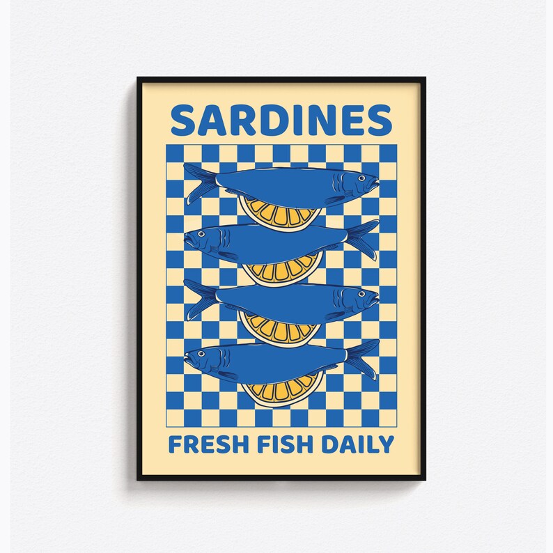 以下が含まれることがあります： 青と黄色の文字で「SARDINES FRESH FISH DAILY」と書かれたレトロなポスター。ポスターは、黄色のレモンのスライスが載った青いイワシが4匹描かれた市松模様の背景です。