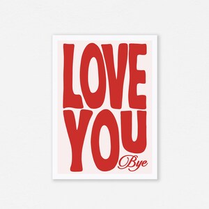 K&ouml;nnte beinhalten: Roter und wei&szlig;er Druck mit dem Text "LOVE YOU Bye" in einer fetten, verspielten Schrift.