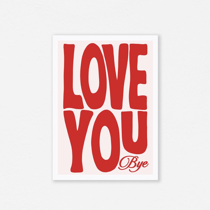 K&ouml;nnte beinhalten: Roter und wei&szlig;er Druck mit dem Text "LOVE YOU Bye" in einer fetten, verspielten Schrift.