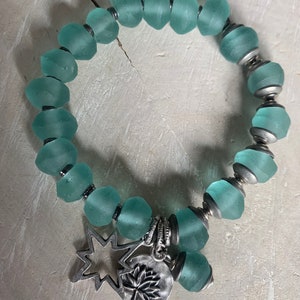 Unikt, miljövänligt, marint stretchigt armband i återvunnet glas, Java