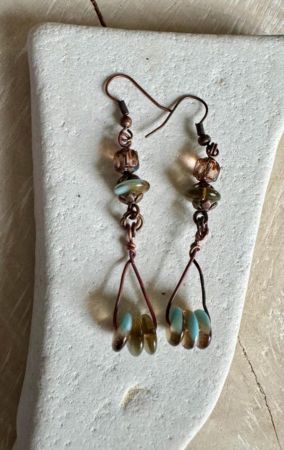 Boucles D'oreilles Pendantes En Verre Vert & Bleu Avec Détails Cuivre - Style Rustique - Neuf Sans Emballage
