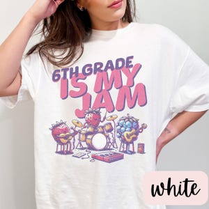 Chemise confort couleurs 6e année Is My Jam, Chemise prof 6e année, T-shirt 6e année, T-shirt sixième année, École primaire, Chemise enseignant