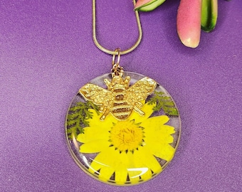 Collar con colgante de abeja y flor