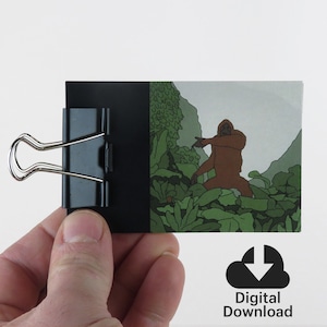 Könnte beinhalten: Digitaler Download einer druckbaren Illustration eines braunen Affen in einer Dschungelkulisse. Der Affe steht mit ausgestreckten Armen und trägt eine braune Robe. Der Hintergrund ist ein grüner Dschungel mit üppigem Grün.