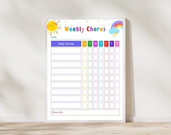 Può includere: Un colorato schema delle faccende settimanali con un allegro design a sole e arcobaleno. Lo schema include spazi per le faccende quotidiane, un nome e ricompense. Il testo "Weekly Chores" è visualizzato in alto.