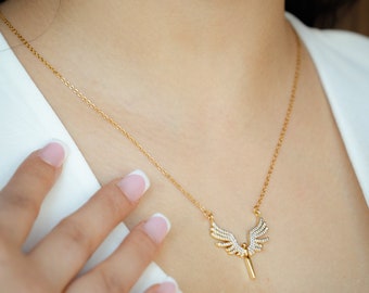 Collier aile d'ange avec pendentif, collier élégant pour femme en or, bijoux imperméables en acier inoxydable - cadeau idéal pour elle