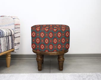 Handgjord puff för trendiga hem, bekväm fotpall, dekorativ accent, mysig sittplats, snygg fotstöd, perfekt inflyttningspresent
