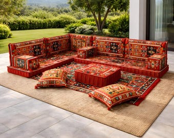Ensemble de canapés de sol turcs rouges, sièges en kilim faits main, décoration majlis orientale, disposition des sièges bas, salon ethnique bohème