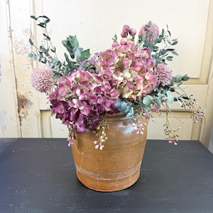 Tarro antiguo de cerámica francesa para confitar con flores que perduran