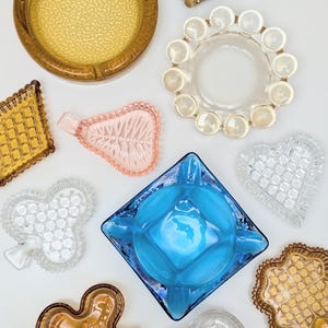 Ceniceros vintage de colores desiguales / Plato para joyas / Plato para baratijas / Recogedor de artículos varios / Se venden por separado