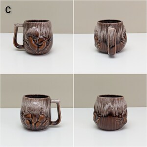 Puede incluir: Cuatro vistas de una taza de cer&aacute;mica marr&oacute;n y blanca con un dise&ntilde;o de champi&ntilde;ones. La taza tiene un cuerpo redondeado y un asa.