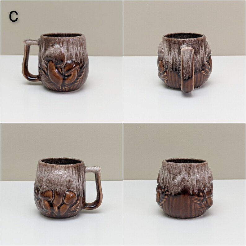 Puede incluir: Cuatro vistas de una taza de cer&aacute;mica marr&oacute;n y blanca con un dise&ntilde;o de champi&ntilde;ones. La taza tiene un cuerpo redondeado y un asa.