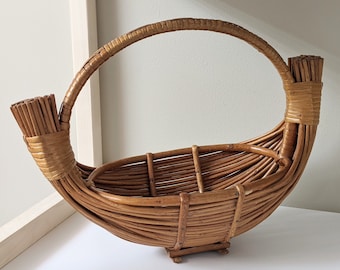 Cesta de frutas vintage hecha a mano de bambú y ratán con forma de barco y asa.