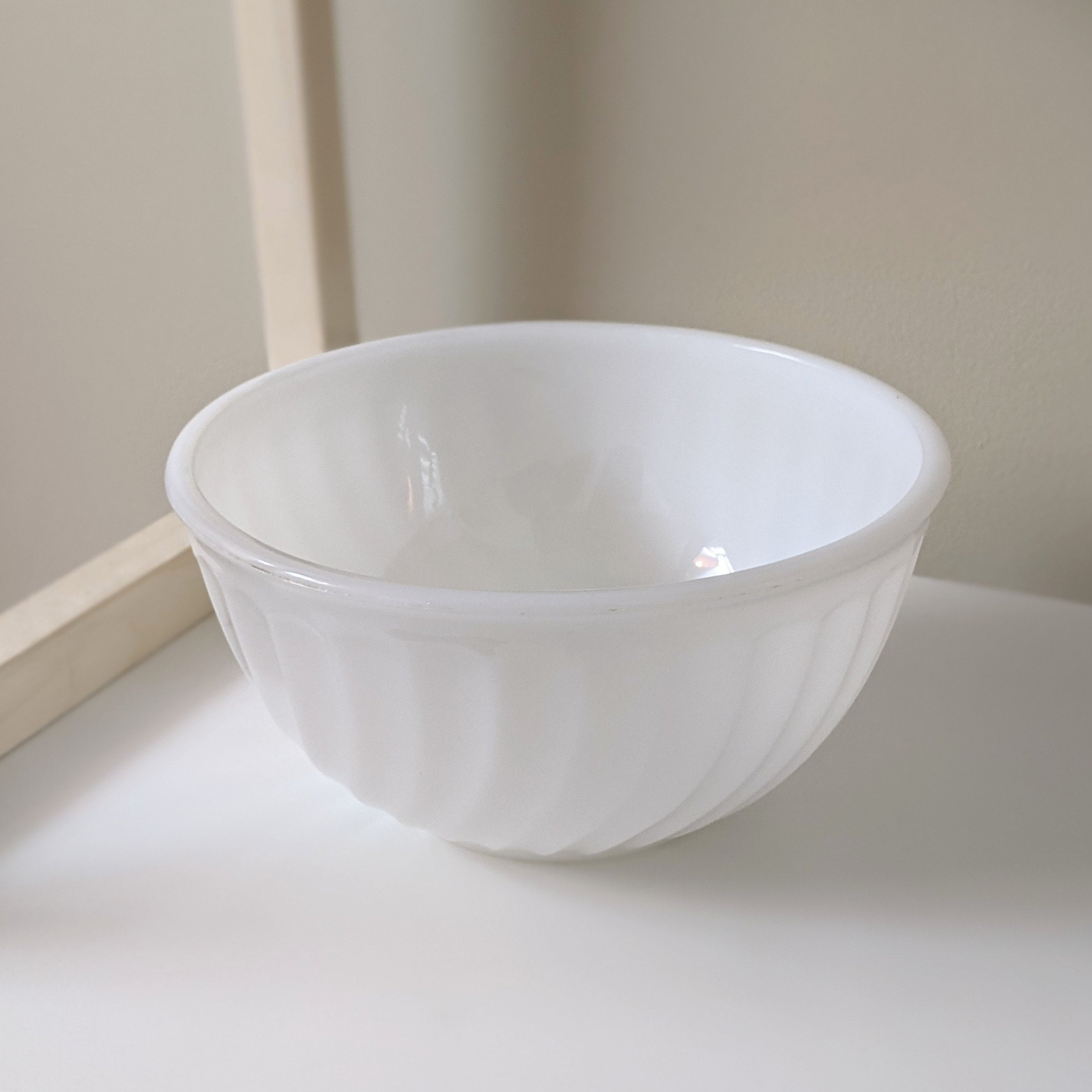 食器 Fire-King - Fire King WHITE Mixing Bowl FIRE KING White Swirl Mixing Bowl Set of 4 Milk Glass