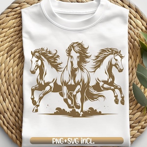 Può includere: T-shirt bianca con un'illustrazione color seppia di tre cavalli in corsa. Il design mostra i cavalli con criniere e code fluenti, che trasmettono movimento. Il testo "PNG + SVG incl." è in basso.