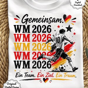 Hochauflösendes digitales T-Shirt PNG Design von Lavendelhof Design mit Fussballer zur WM 2026 und dem Spruch:Gemeinsam.WM 2026.Ein Team.Ein Ziel.Ein Traum,ideal für Sublimation,DTF und UVDTF Druck. Kreatives Shirt Print Design mit klaren Linien und sauberer Freistellung für deutsche Käufer. Perfekt geeignet für kreative Textildruck-Projekte, Mode-Designs, DIY-Geschenke, Männe Geschenke und kommerzielle Drucke. Sofort downloadbar und hochwertig verarbeitet. Instant digital products download png.
