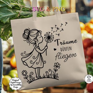 Puede incluir: Un bolso tote de color crema con un dibujo lineal negro de una ni&ntilde;a soplando semillas de diente de le&oacute;n. El texto alem&aacute;n "Tr&auml;ume d&uuml;rfen fliegen" est&aacute; escrito en negro. La bolsa tambi&eacute;n tiene el texto "SVG & PNG" y "Original Digital Design by Lavendelhof Design".