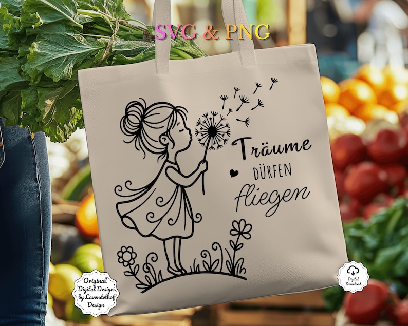 Puede incluir: Un bolso tote de color crema con un dibujo lineal negro de una ni&ntilde;a soplando semillas de diente de le&oacute;n. El texto alem&aacute;n "Tr&auml;ume d&uuml;rfen fliegen" est&aacute; escrito en negro. La bolsa tambi&eacute;n tiene el texto "SVG & PNG" y "Original Digital Design by Lavendelhof Design".