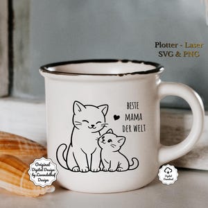 Könnte beinhalten: Eine weiße Keramiktasse mit schwarzem Rand zeigt eine schwarze Illustration einer Katzenmutter und eines Kätzchens mit dem Text "BESTE MAMA DER WELT". Die Tasse hat einen Henkel und ist mit einem Herzsymbol verziert.