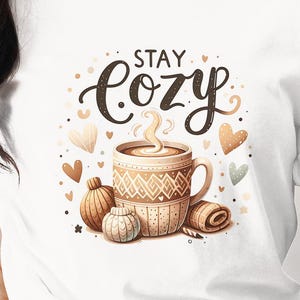 Digitales Clipart-Design mit dem Schriftzug 'Stay Cozy' in weicher, runder Schrift. Umgeben von winterlichen Symbolen wie einer dampfenden Kaffeetasse und kleinen Herzen, in warmen Beige- und Brauntönen gehalten. Isoliert auf weißem Hintergrund png.