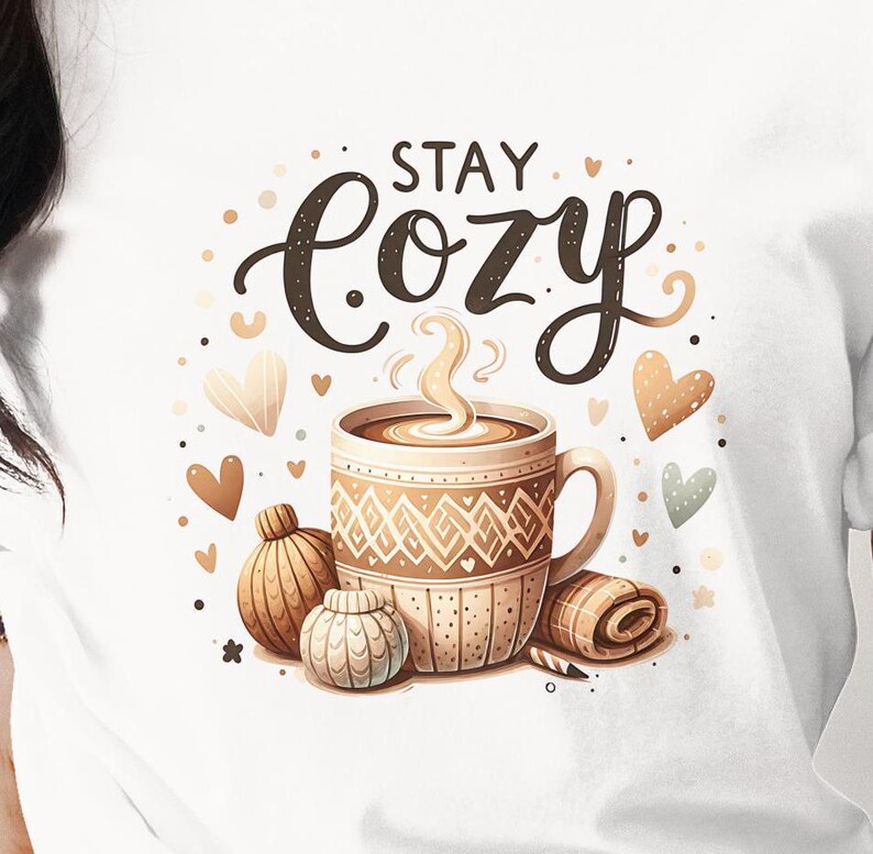 Digitales Clipart-Design mit dem Schriftzug 'Stay Cozy' in weicher, runder Schrift. Umgeben von winterlichen Symbolen wie einer dampfenden Kaffeetasse und kleinen Herzen, in warmen Beige- und Brauntönen gehalten. Isoliert auf weißem Hintergrund png.