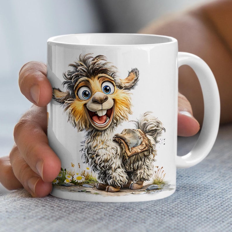 K&ouml;nnte beinhalten: Wei&szlig;e Keramik-Tasse mit einer Illustration eines l&auml;chelnden Cartoon-Lamas. Das Lama hat gro&szlig;e blaue Augen und flauschiges Fell. Es tr&auml;gt einen Sattel und befindet sich vor einem Hintergrund aus Gras und Blumen. Die Tasse hat einen wei&szlig;en Henkel.