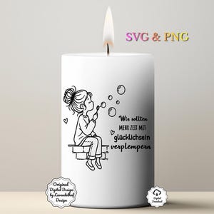 Puede incluir: Una vela blanca con una ilustraci&oacute;n en blanco y negro de una ni&ntilde;a soplando burbujas. La vela tiene texto en alem&aacute;n: "Wir sollten mehr Zeit mit gl&uuml;cklichsein verplemmern." Tambi&eacute;n tiene el texto "SVG & PNG".